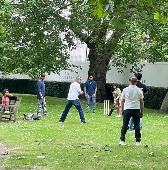 Shah Rukh and Suhana Khan Play Cricket in London